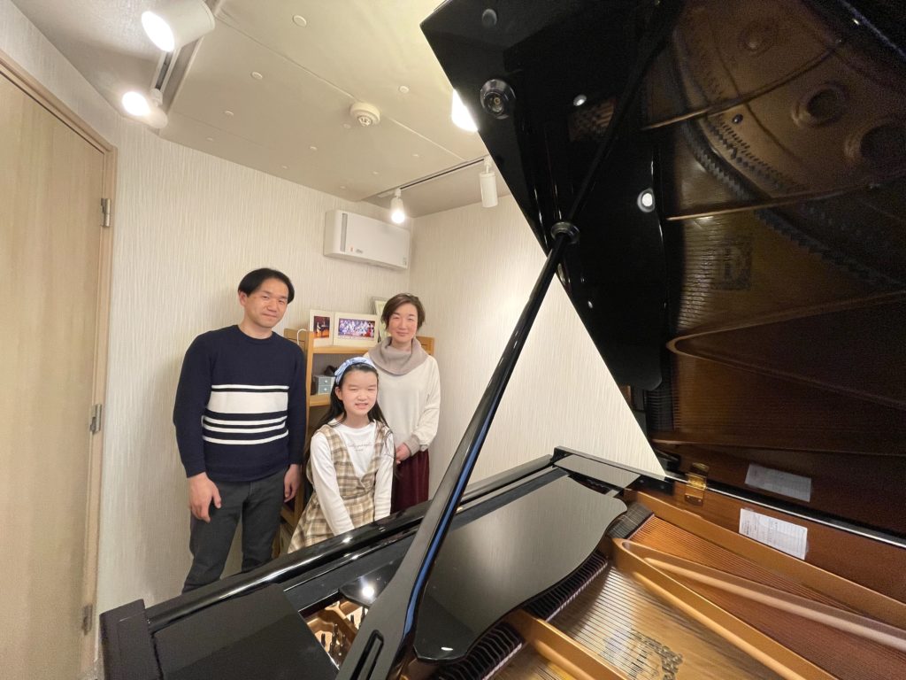 娘が弾くピアノ室で、家族3人過ごす時間は幸せです