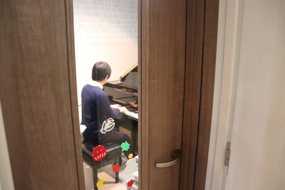 安心して練習できるピアノ室は、柔軟性と拡張性を兼ね備える