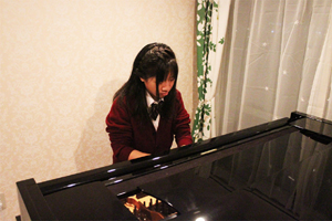 さすがにグランドピアノは弾き心地や音色が、全然違います。