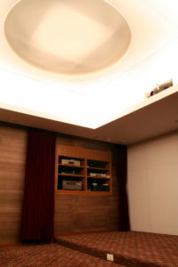 天井の照明と、出窓を活用したAV棚
