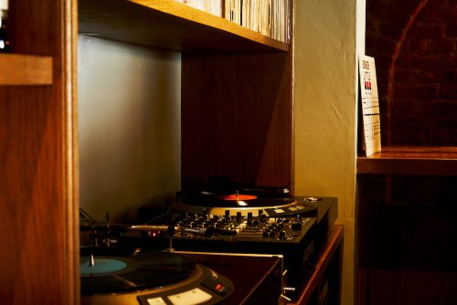 お客様に「本物」を提供するため、デザイン・音響・メニューにこだわりを